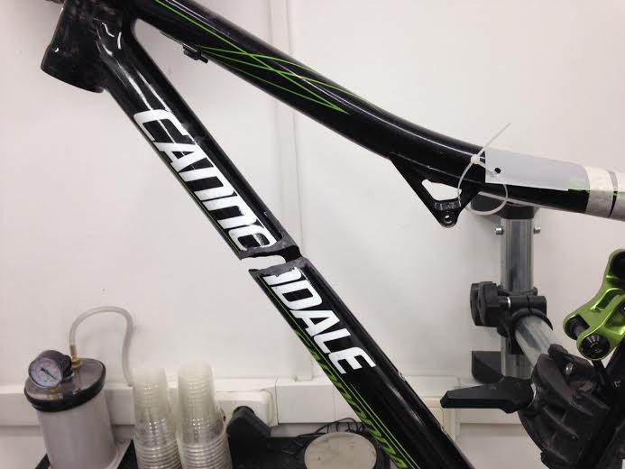 Cannondale Scalpel grote schade schuine buis