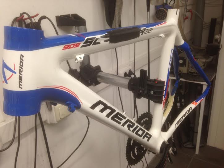 Merida frame met carbon schade aan de bovenbuis.