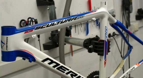 Merida frame met carbon schade aan de bovenbuis.