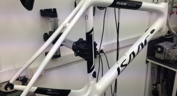 Isaac raceframe met inslagschade van de achterderailleur